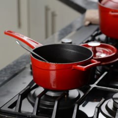 Lava Döküm Yuvarlak Sos Tenceresi. Çap(Ø16 cm. Döküm Demir Yekpare Saplı Trendy Serisi - Kırmızı