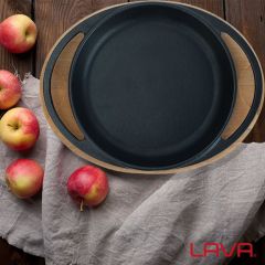 Lava Döküm Yuvarlak Sahan Çap(Ø)20cm. Döküm Demir Yekpare Çift Kulplu Kayın Servis Ahşabı