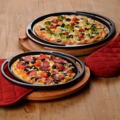 Lava Döküm Yuvarlak Pizza Krep Pankek Tavası Çap(Ø)28cm. Döküm Demir Yekpare Çift Kulplu Kayın Servis Ahşabı
