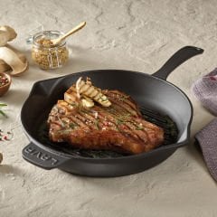 Lava Döküm Yuvarlak Izgara Tava Çap(Ø)28cm. Döküm Demir Yekpare Saplı - Kırmızı